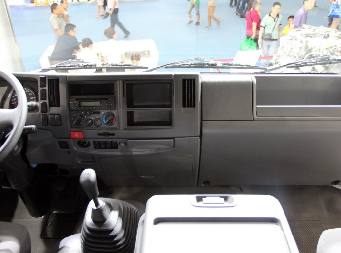 庆铃 VC46重卡 350马力 4X2 牵引车(QL4180UJCR)驾驶室图（2/13）
