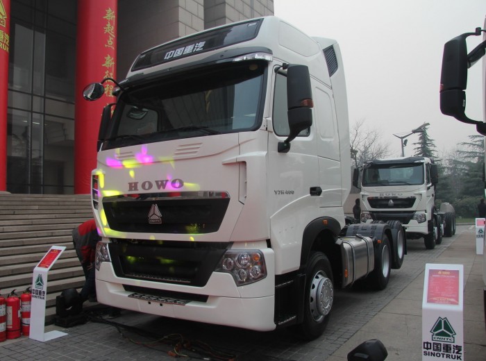 中国重汽 HOWO-T7H重卡 400马力 6X2 牵引车(ZZ4257V323HD1)外观图（4/20）