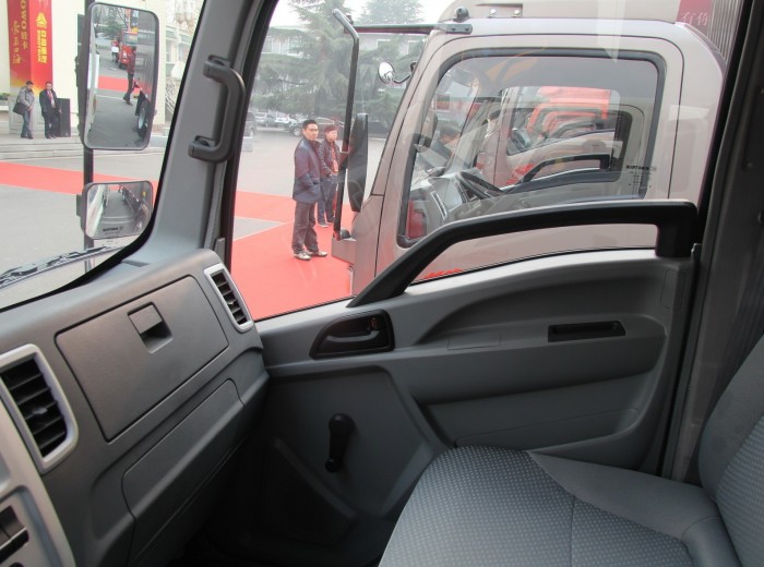 中国重汽HOWO 悍将 116马力 4.2米排半栏板轻卡驾驶室图（21/34）