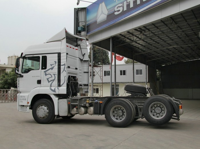 中国重汽 SITRAK C7H重卡 440马力 6X2 牵引车(窄体)(ZZ4256V323MD1)外观图（7/77）