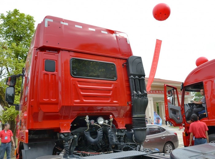 红岩 杰狮M100重卡 290马力 4X2 牵引车(畅途版)(CQ4185HMG361C)外观图（46/61）