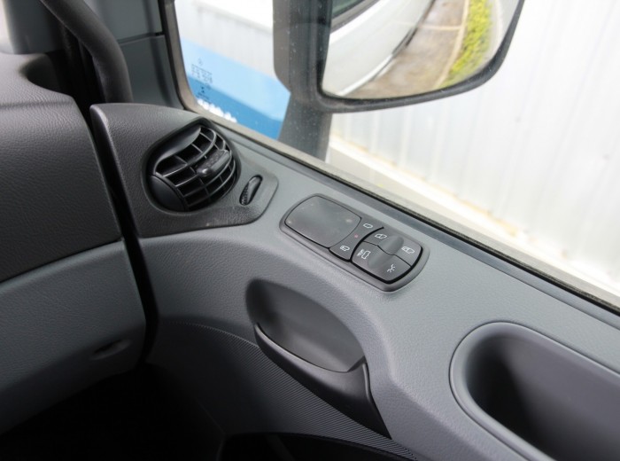 奔驰 Actros重卡 440马力 6X2 牵引车(型号2644)驾驶室图（44/58）