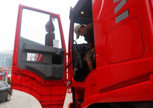 红岩 杰狮重卡 430马力 6X4 牵引车(平顶)(CQ4255HXG334)驾驶室图