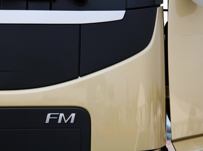 沃尔沃 新FM重卡 460马力 6X2 牵引车(金色)外观图（21/33）