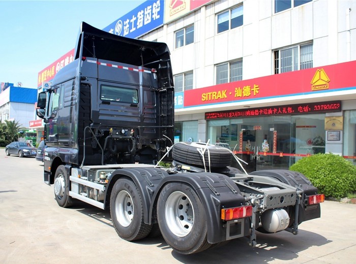 中国重汽 SITRAK C7H重卡 440马力 6X2 牵引车(ZZ4256V323HD1)(黑色)外观图（7/30）