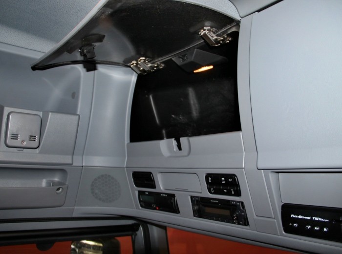 奔驰 Actros重卡 408马力 4X2 低底盘牵引车(型号1841)驾驶室图（17/21）