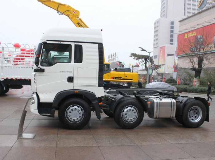 中国重汽 HOWO T5G重卡 336马力 6X2 牵引车(ZZ4257N25CGC1)外观图（5/22）