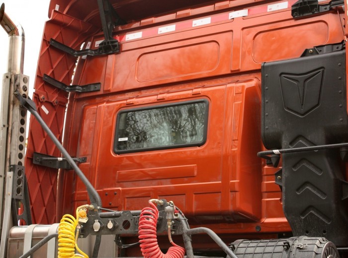 2015款联合卡车U400 400马力 6X4 LNG牵引车(SQR4252N6ZT4)(K金版)外观图（20/24）