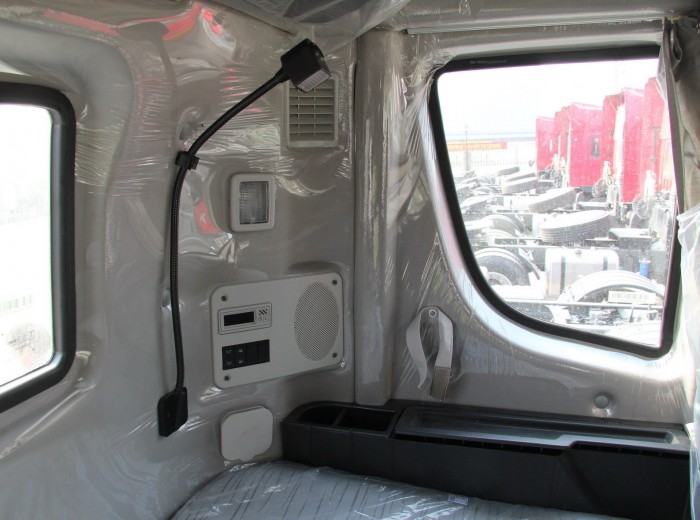 联合卡车U420 420马力 6X4 牵引车(SQR4250D6ZT4)(黑色)驾驶室图（45/64）
