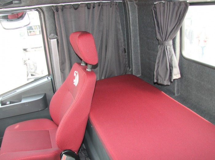 红岩 杰狮C100畅途版 390马力 6X4 牵引车(CQ4255HTG334)驾驶室图（42/66）