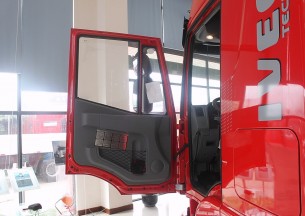 红岩 杰狮重卡 350马力 4X2 牵引车(CQ4185HTG361C)驾驶室图