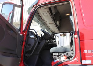 沃尔沃 FM重卡 390马力 4X2 牵引车驾驶室图