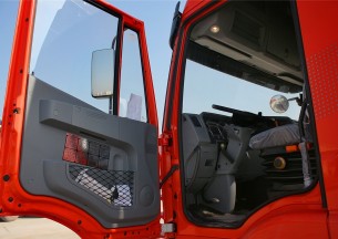 红岩杰狮M100 290马力 6X2 牵引车 （CQ4255HTG273C）驾驶室图