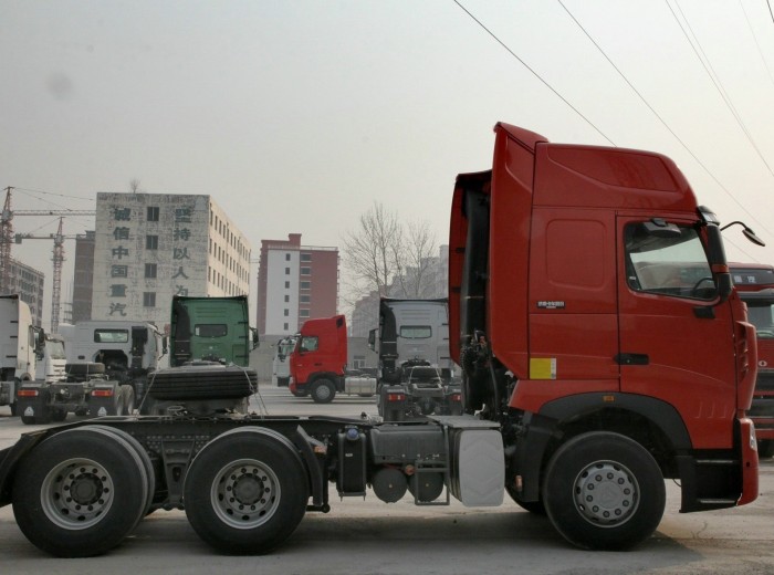 中国重汽 HOWO-T7H重卡 400马力 6X2 牵引车(ZZ4257V323HD1)(后提升桥)外观图（7/33）
