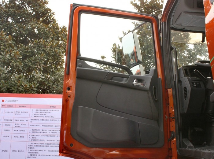 2015款联合卡车U400 400马力 6X4 LNG牵引车(SQR4252N6ZT4)(K金版)驾驶室图（2/25）