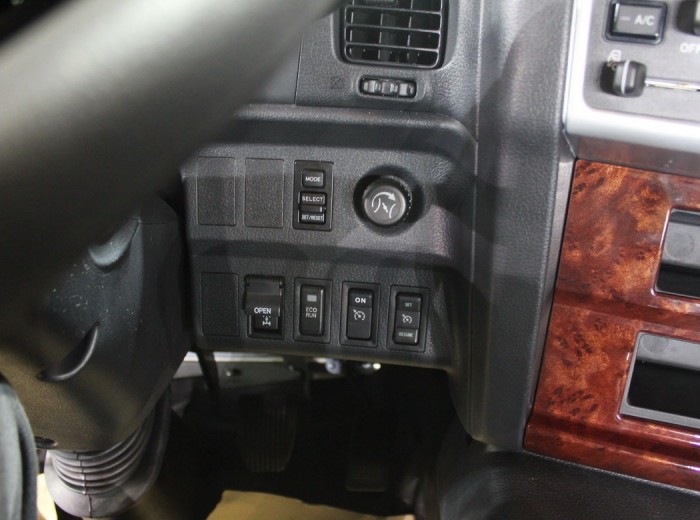 广汽日野 700系列重卡 350马力 6X4 自卸车(YC3250FS2PK)驾驶室图（7/11）
