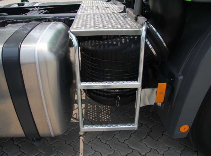 奔驰 Actros重卡 440马力 6X2 冷藏牵引车（型号2644）底盘图（17/26）