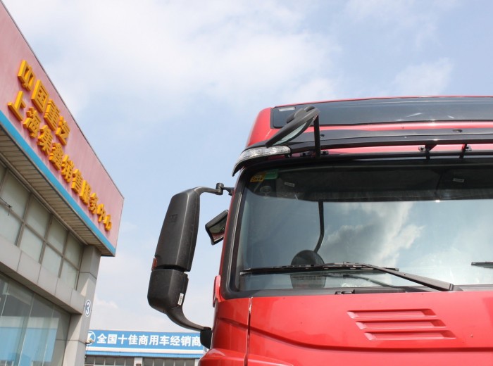 中国重汽 HOWO-T7H重卡 320马力 4X2 牵引车外观图（14/33）