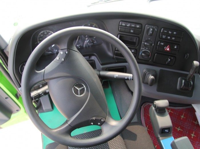 奔驰 Actros重卡 440马力 6X2 冷藏牵引车（型号2644）驾驶室图（7/29）