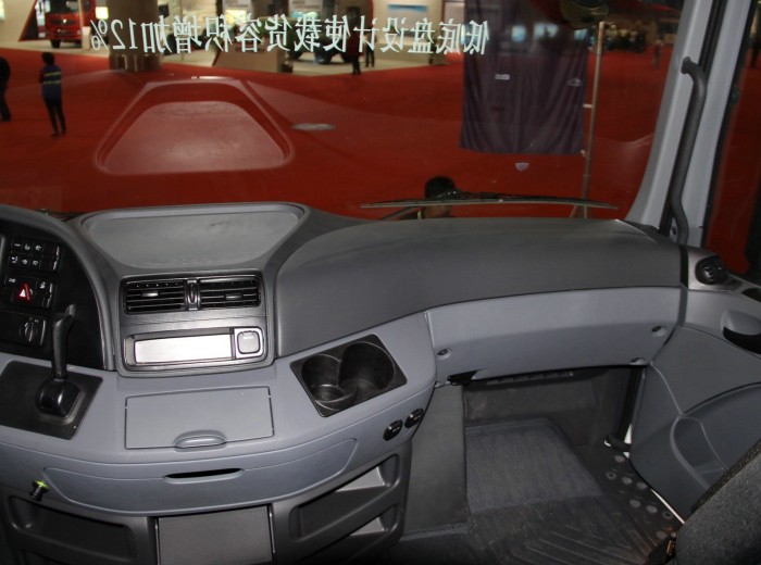 奔驰 Actros重卡 408马力 4X2 低底盘牵引车(型号1841)驾驶室图（7/21）