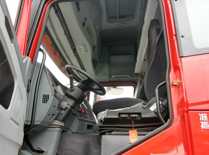 陕汽 德龙X3000重卡 375马力 6X4 牵引车(SX42564T324)驾驶室图（3/89）