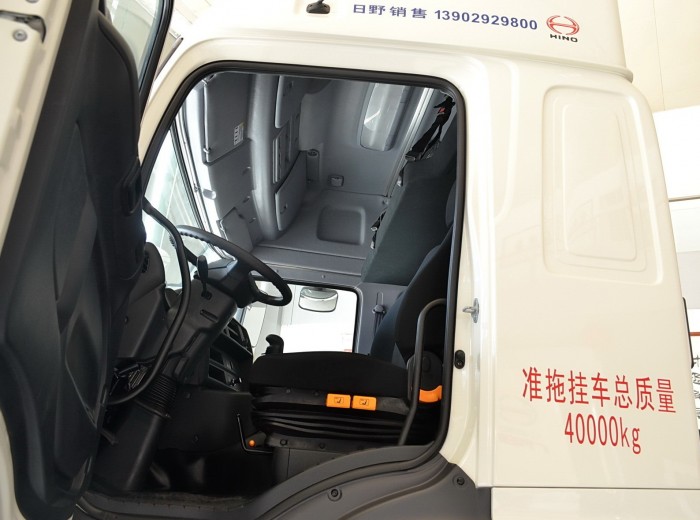 广汽日野 700系列重卡 420马力 6X4 牵引车(YC4250SS2PK4)驾驶室图（7/55）