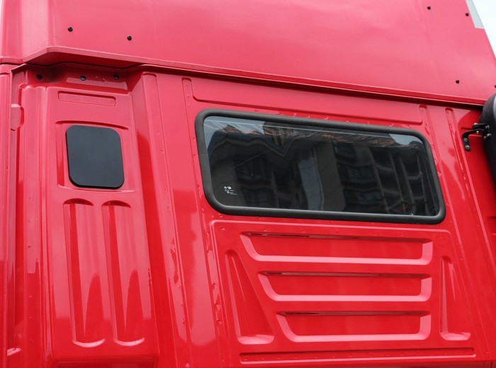 红岩 杰狮M100重卡 350马力 4X2 牵引车(CQ4185HTG361)外观图（54/98）