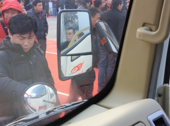 中国重汽HOWO 悍将 82马力 3.3米排半厢式轻卡驾驶室图（11/28）