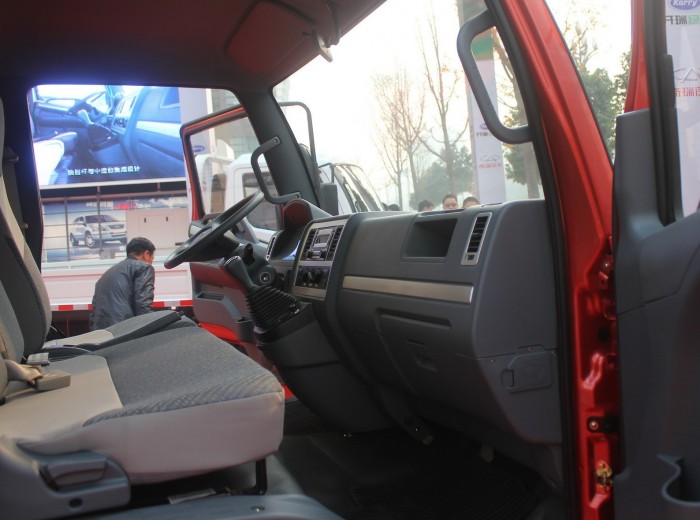 开瑞绿卡T 113马力 4.1米单排厢式轻卡(宽体标准型)驾驶室图（26/27）