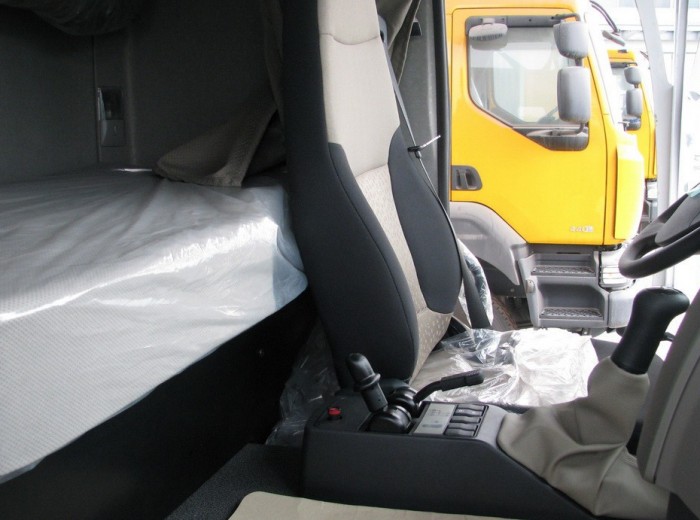 雷诺 Premium系列重卡 380马力 6X4 牵引车驾驶室图（2/8）