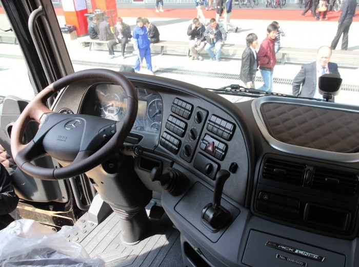 奔驰 Actros重卡 408马力 6X2 牵引车(黑曜石)(后提升桥)(型号2644)驾驶室图（18/51）