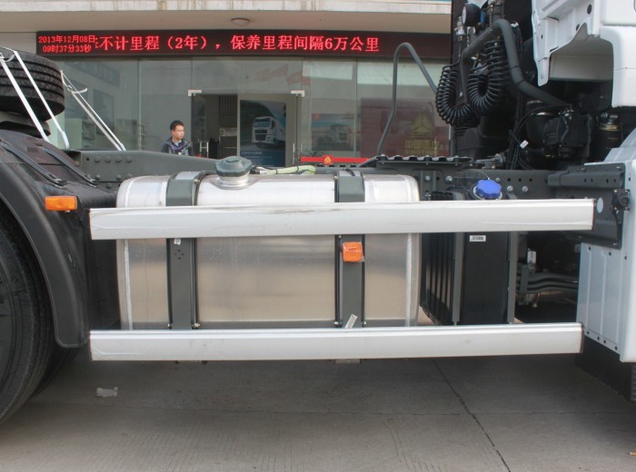 中国重汽 SITRAK C7H重卡 400马力 6X4 牵引车(危险品运输车)底盘图（3/29）