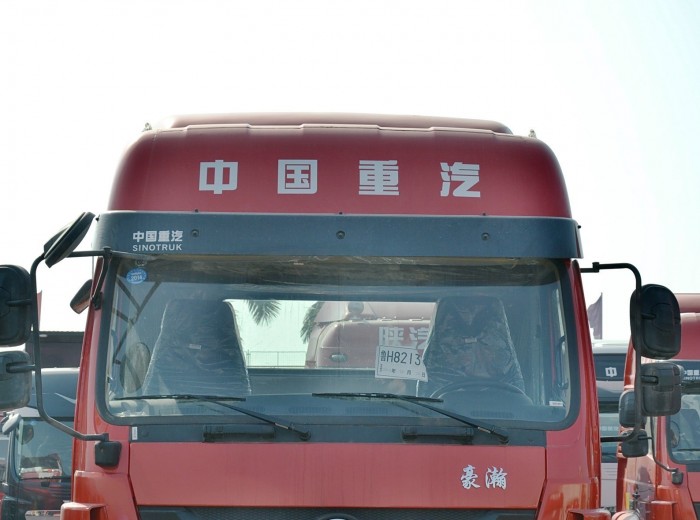 中国重汽 豪瀚重卡 280马力 4X2 牵引车(ZZ4185M3516D1)外观图（8/36）