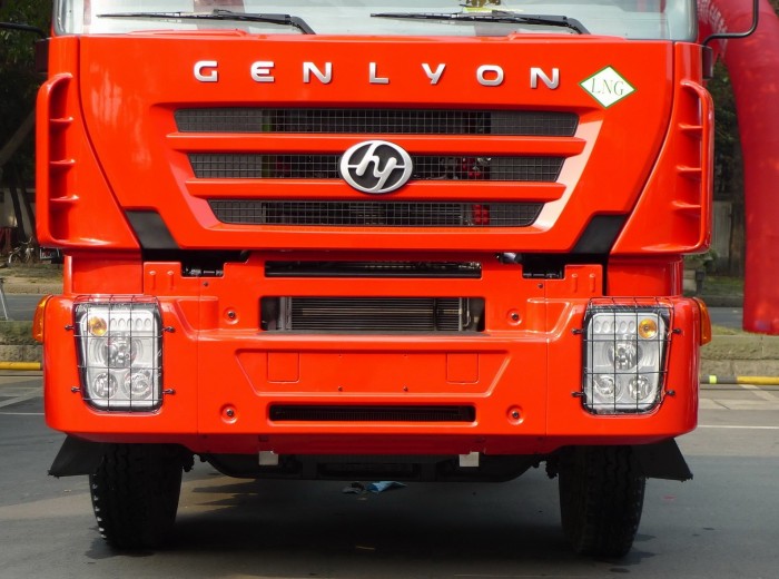 红岩 杰狮重卡 280马力 4X2 LNG牵引车(CQ4186HMG381TC)外观图（6/27）