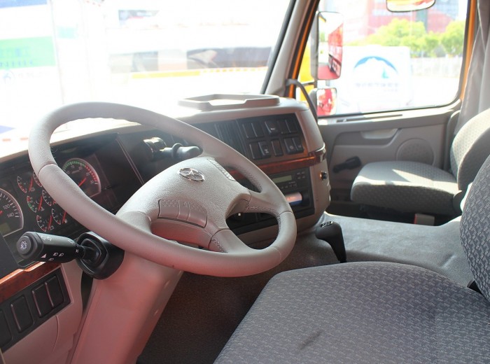 大运 N8E重卡 290马力 8X4 自卸车(3313WD3RD)驾驶室图（1/20）