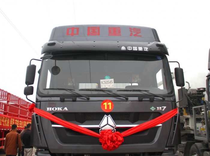 中国重汽 HOKA H7重卡 380马力 6X4 LNG牵引车外观图（6/37）