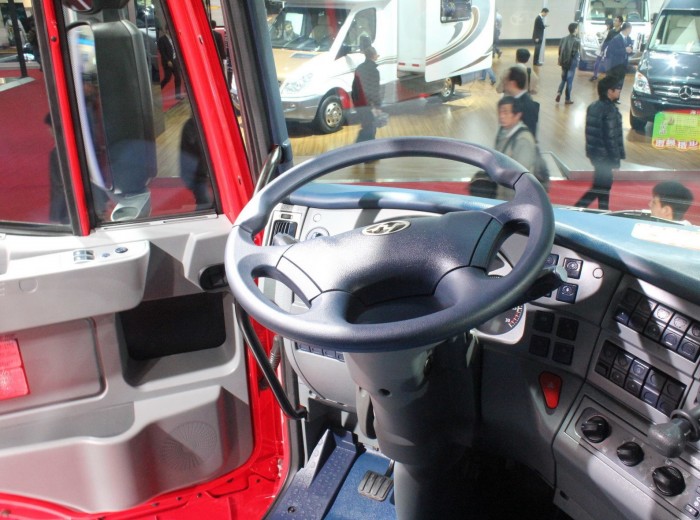 红岩 杰狮S100重卡 480马力 6X4 牵引车(红色版)(CQ4255HXG334)驾驶室图（9/45）