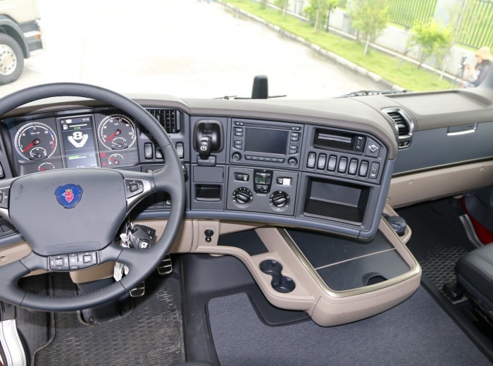 斯堪尼亚 R系列重卡 560马力 6X2 牵引车(型号R560 V8)驾驶室图（31/124）