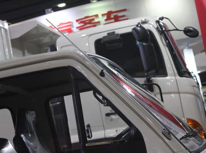 广汽日野 300J系列 125马力 3.31米双排厢式轻卡外观图（14/15）