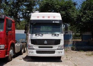 中国重汽 HOWO重卡 375马力 4X2 牵引车(全能二版 HW79)(变速箱HW20716A)(ZZ4187S3517C)