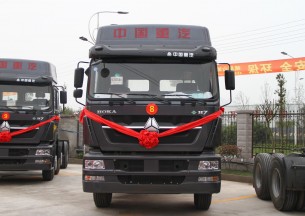 中国重汽 HOKA H7重卡 380马力 6X4 LNG牵引车外观图