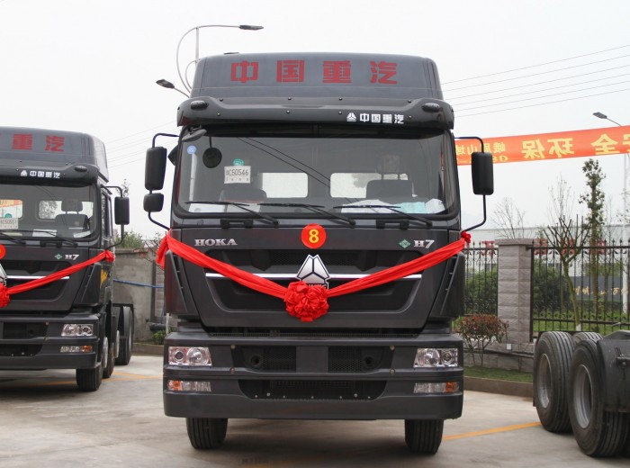 中国重汽 HOKA H7重卡 380马力 6X4 LNG牵引车外观图（1/37）