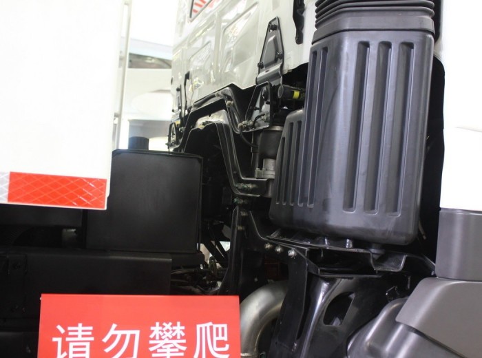 广汽日野 700系列重卡 350马力 6X4 自卸车(YC3250FS2PK)底盘图（1/12）