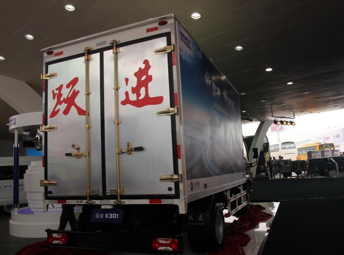 南京依维柯 跃进欧卡K301-33 125马力 4.2米单排厢式轻卡外观图（6/20）