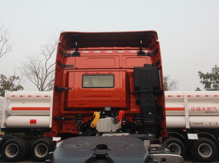 联合卡车U420 420马力 6X4 牵引车(标载型)(SQR4251D6ZT4-6)外观图（22/28）