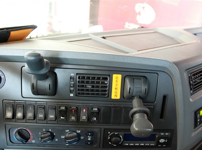 红岩 杰狮M100重卡 290马力 4X2 牵引车(CQ4185HMG361)驾驶室图（18/49）