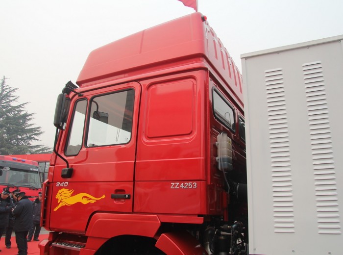 中国重汽 HOKA H7重卡 340马力 6X2 牵引车(LNG)外观图（5/18）