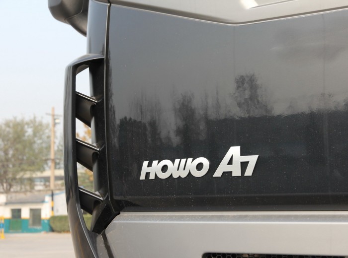 中国重汽 HOWO A7系重卡 420马力 6X4 牵引车(驾驶室A7-P)(ZZ4257V3247N1B)外观图（12/31）