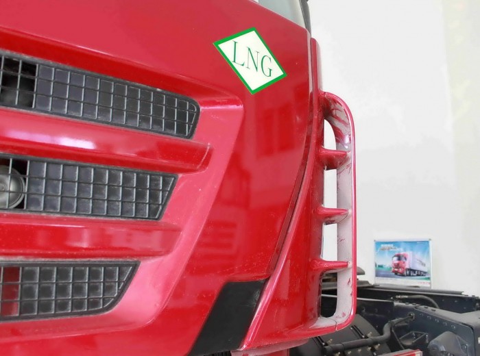 红岩 杰狮重卡 350马力 6X4 LNG牵引车(CQ4256HTG384T)外观图（7/17）