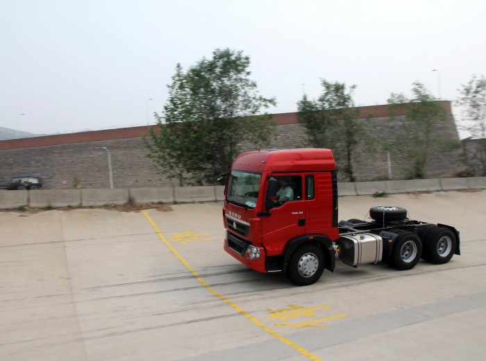 中国重汽 HOWO T5G重卡 340马力 6X4 牵引车(ZZ4257N324GC1/N2V7)外观图（5/54）
